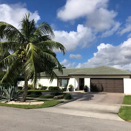 Bright And Cheerful 4 Bedroom Home With Pool